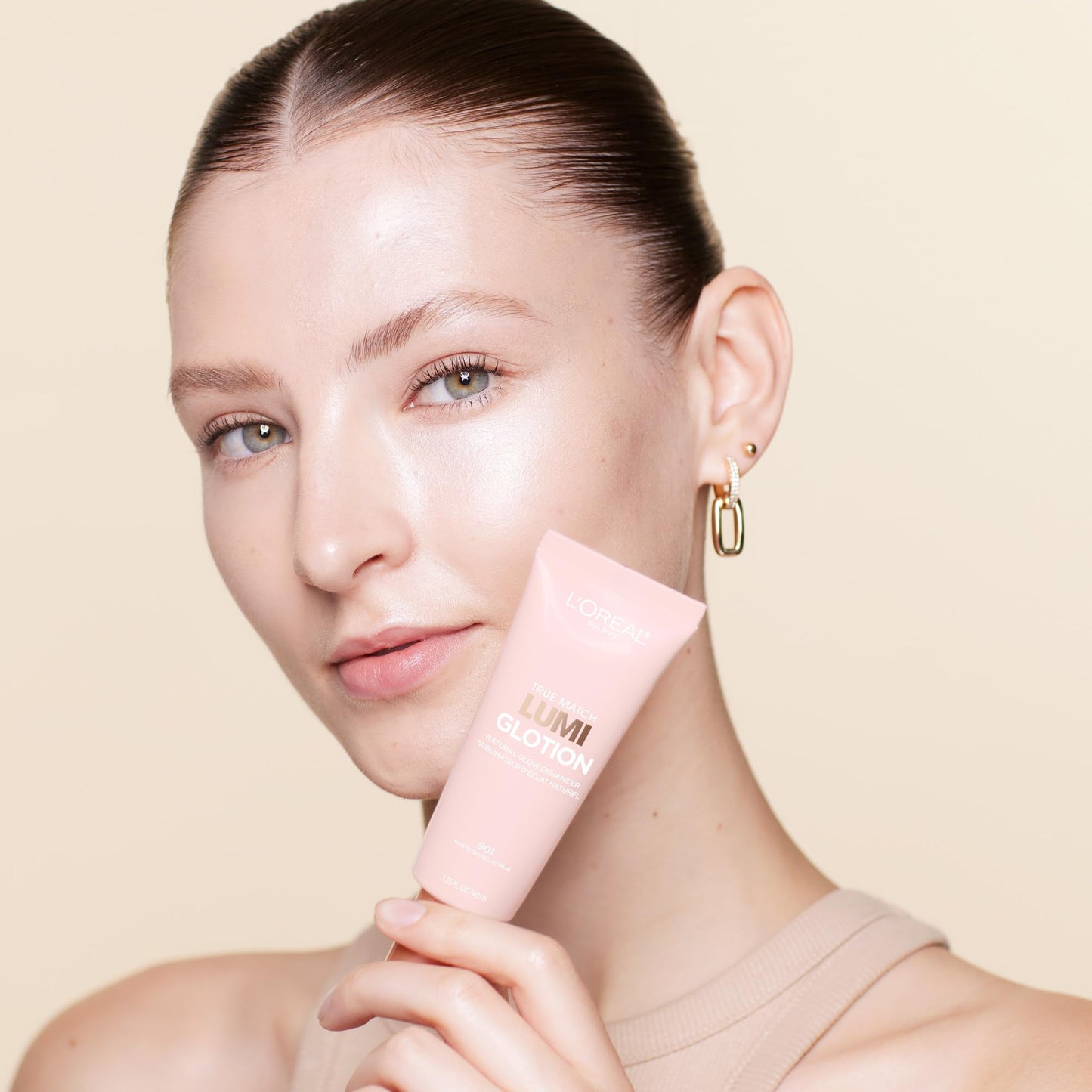 L’Oréal Paris True Match Lumi Glotion Natural Glow Enhancer, Instantly Hydrates and Illuminates Skin, Sheer Color Tint, Offers a Sunkissed Glow, 903 Medium, 40 mL