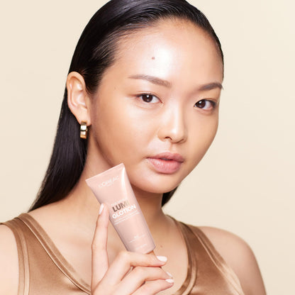 L’Oréal Paris True Match Lumi Glotion Natural Glow Enhancer, Instantly Hydrates and Illuminates Skin, Sheer Color Tint, Offers a Sunkissed Glow, 903 Medium, 40 mL