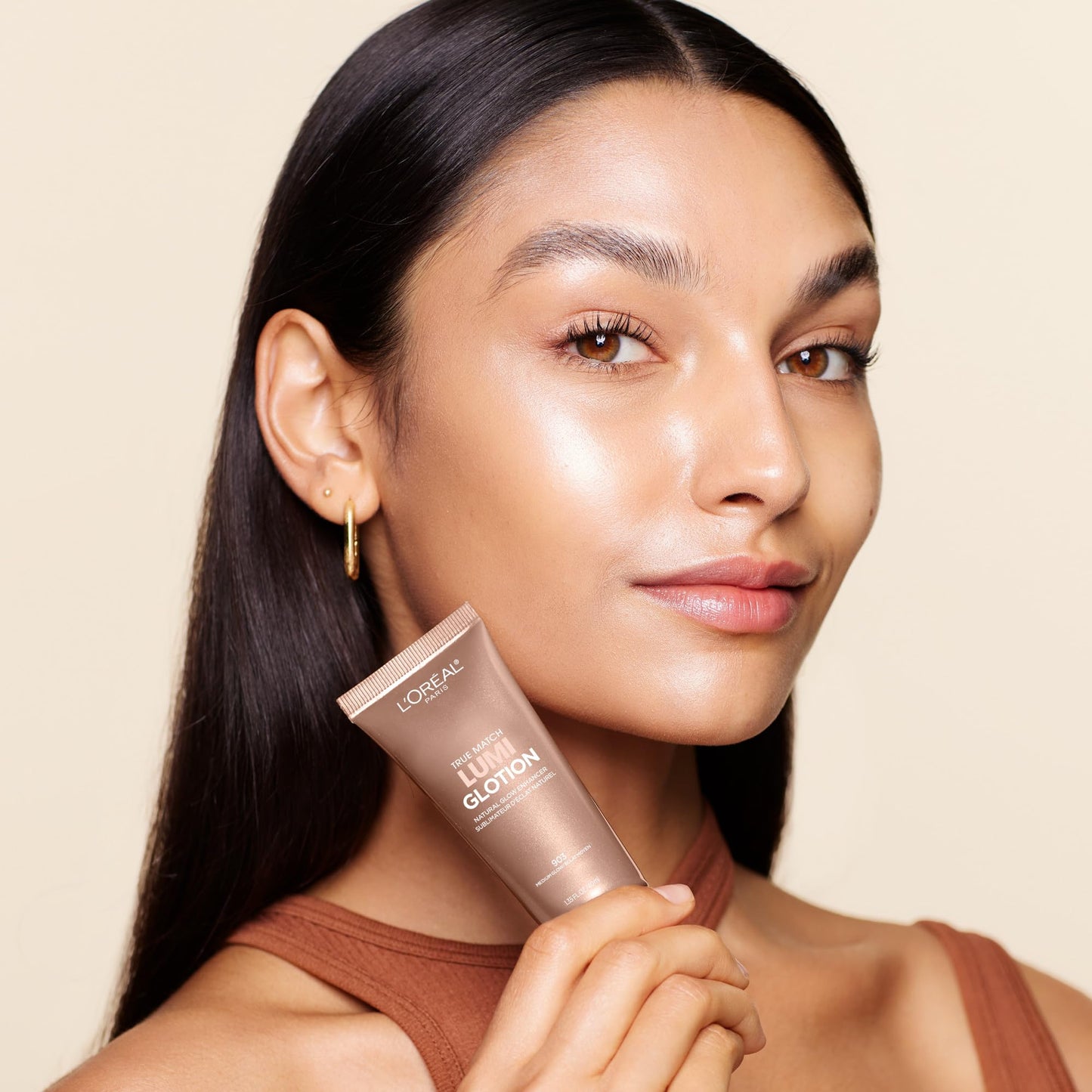L’Oréal Paris True Match Lumi Glotion Natural Glow Enhancer, Instantly Hydrates and Illuminates Skin, Sheer Color Tint, Offers a Sunkissed Glow, 903 Medium, 40 mL