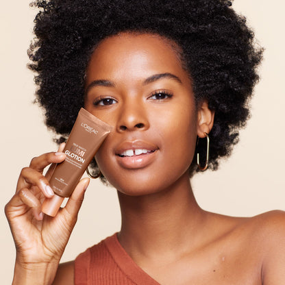 L’Oréal Paris True Match Lumi Glotion Natural Glow Enhancer, Instantly Hydrates and Illuminates Skin, Sheer Color Tint, Offers a Sunkissed Glow, 903 Medium, 40 mL